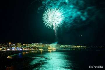 Los fuegos de Melenara, una explosión de color (Foto Celia Fernández)